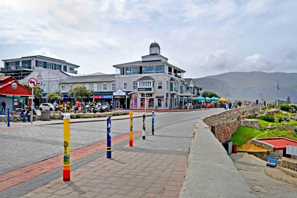 Central Modern Studio Apartment, Hermanus Waterfront Buitenkant foto