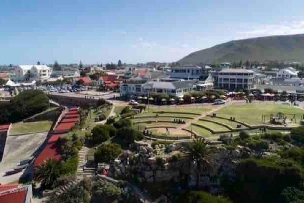 Central Modern Studio Apartment, Hermanus Waterfront Buitenkant foto